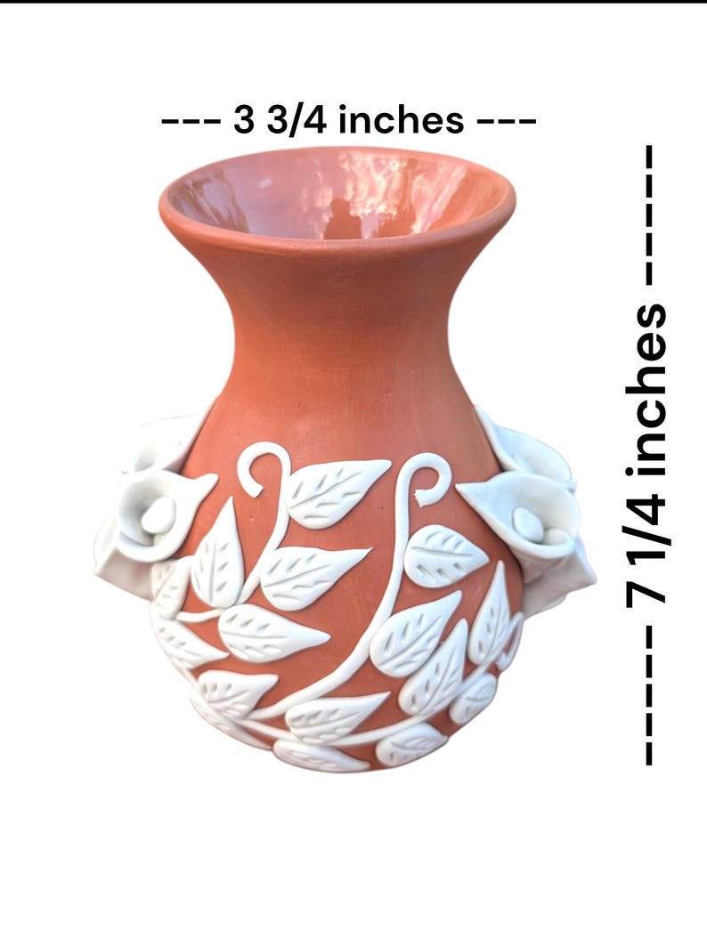 Pu&ograve; includere: Vaso in terracotta, alto 18,4 cm, con dettagli floreali e a foglie bianche. Il vaso ha un'ampia apertura ed &egrave; largo 9,5 cm. Vaso decorativo in ceramica per l'arredamento della casa.
