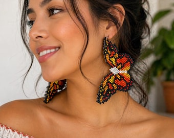 Pendientes de mariposa con cuentas huicholes / Joyería artesanal mexicana // ArteyAlmaMexicana
