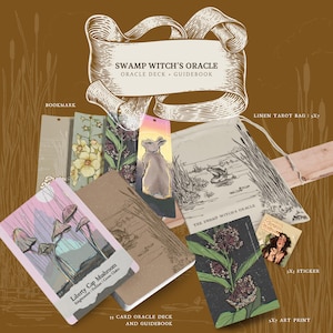 Puede incluir: Un surtido de artículos de la colección "Swamp Witch's Oracle", que incluye una baraja de oráculo de 55 cartas y una guía, marcadores, una bolsa de tarot de lino, una pegatina y una impresión artística de 5x7. Los artículos presentan ilustraciones de setas, plantas y un conejo.