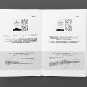 Pode incluir: Livro aberto com duas p&aacute;ginas com ilustra&ccedil;&otilde;es de cartas de tar&ocirc; e texto. A p&aacute;gina esquerda mostra "Julgamento" e a direita "O Mundo". Texto: "Ao escrever, aqui est&atilde;o alguns pontos-chave a serem considerados para esta fase da hist&oacute;ria."