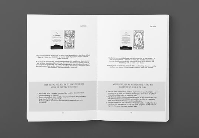 Pode incluir: Livro aberto com duas p&aacute;ginas com ilustra&ccedil;&otilde;es de cartas de tar&ocirc; e texto. A p&aacute;gina esquerda mostra "Julgamento" e a direita "O Mundo". Texto: "Ao escrever, aqui est&atilde;o alguns pontos-chave a serem considerados para esta fase da hist&oacute;ria."