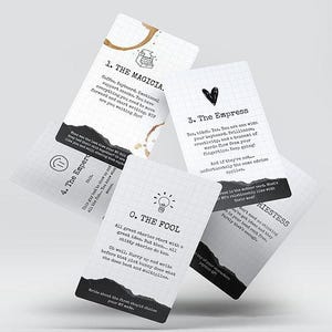 Pode incluir: Um conjunto de cartas de tar&ocirc; com fundos brancos e texto preto. As cartas apresentam t&iacute;tulos como "O M&aacute;gico" e "A Imperatriz", juntamente com descri&ccedil;&otilde;es curtas. As cartas t&ecirc;m um design de borda de papel rasgado e s&atilde;o ligeiramente anguladas.