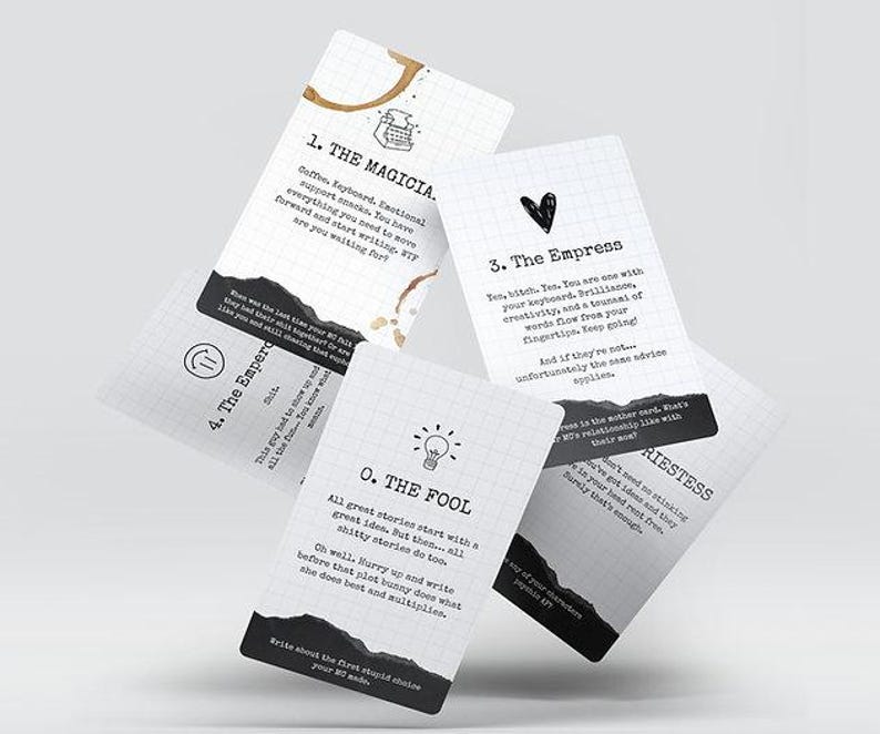 Pode incluir: Um conjunto de cartas de tar&ocirc; com fundos brancos e texto preto. As cartas apresentam t&iacute;tulos como "O M&aacute;gico" e "A Imperatriz", juntamente com descri&ccedil;&otilde;es curtas. As cartas t&ecirc;m um design de borda de papel rasgado e s&atilde;o ligeiramente anguladas.