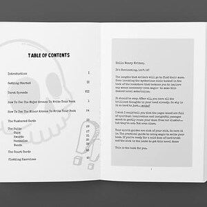 Pode incluir: Livro aberto com um gr&aacute;fico de caveira e um sum&aacute;rio. A p&aacute;gina esquerda lista cap&iacute;tulos como "Tarot Spreads" e "Plotting Exercises". A p&aacute;gina direita tem texto que come&ccedil;a com "Hello Weary Writer."