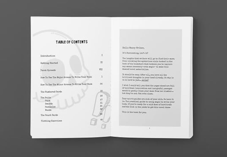 Pode incluir: Livro aberto com um gr&aacute;fico de caveira e um sum&aacute;rio. A p&aacute;gina esquerda lista cap&iacute;tulos como "Tarot Spreads" e "Plotting Exercises". A p&aacute;gina direita tem texto que come&ccedil;a com "Hello Weary Writer."