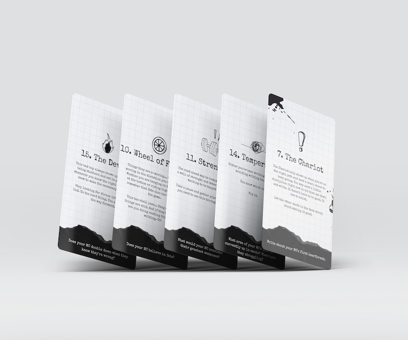 Puede incluir: Un juego de cartas del tarot con ilustraciones y texto en blanco y negro. Las cartas est&aacute;n dispuestas en abanico, con los t&iacute;tulos y n&uacute;meros visibles, incluyendo "El Carro" y "El Diablo".