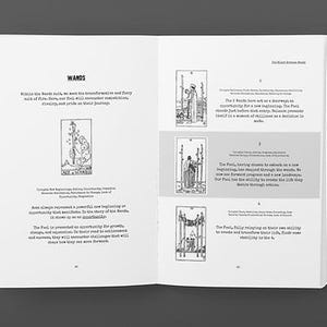 Pode incluir: Livro aberto com ilustra&ccedil;&otilde;es em preto e branco de cartas de tar&ocirc;. A p&aacute;gina esquerda apresenta a palavra "WANDS" e texto descritivo. A p&aacute;gina direita cont&eacute;m ilustra&ccedil;&otilde;es de cartas adicionais e texto.