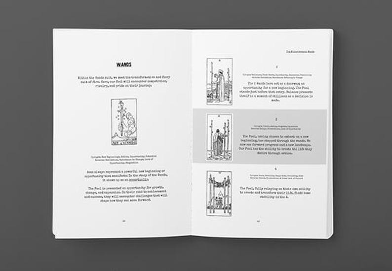 Pode incluir: Livro aberto com ilustra&ccedil;&otilde;es em preto e branco de cartas de tar&ocirc;. A p&aacute;gina esquerda apresenta a palavra "WANDS" e texto descritivo. A p&aacute;gina direita cont&eacute;m ilustra&ccedil;&otilde;es de cartas adicionais e texto.