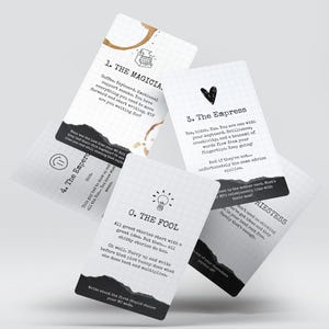 Puede incluir: Un conjunto de cartas de estilo tarot con un patr&oacute;n de cuadr&iacute;cula blanca y bordes rasgados. Cada carta presenta un t&iacute;tulo, como "El Mago" y "La Emperatriz", junto con texto y peque&ntilde;as ilustraciones. Manchas de caf&eacute; son visibles en una carta.