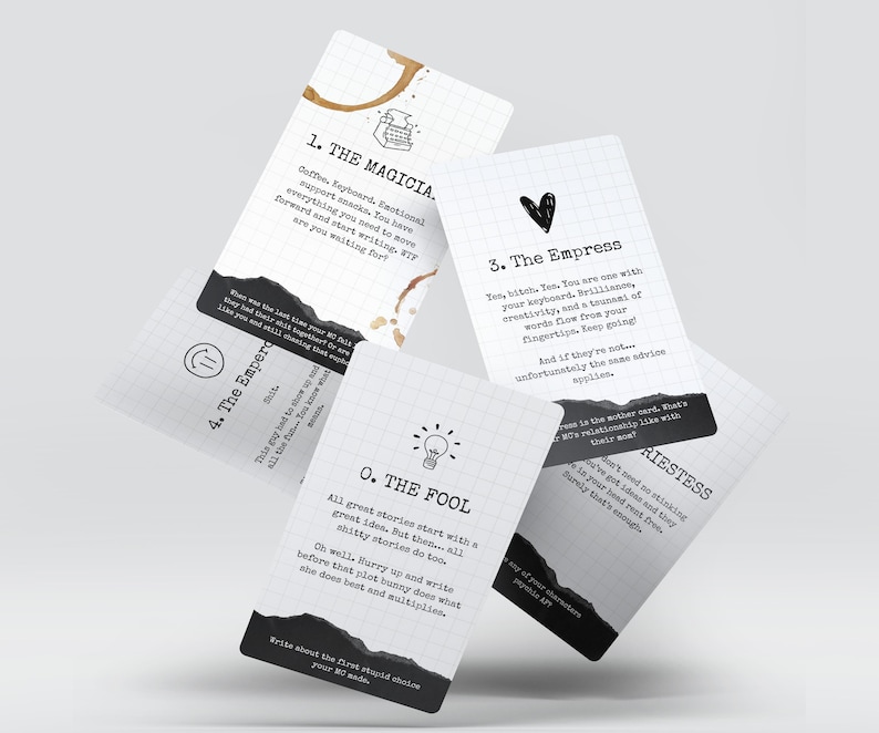 Puede incluir: Un conjunto de cartas de estilo tarot con un patr&oacute;n de cuadr&iacute;cula blanca y bordes rasgados. Cada carta presenta un t&iacute;tulo, como "El Mago" y "La Emperatriz", junto con texto y peque&ntilde;as ilustraciones. Manchas de caf&eacute; son visibles en una carta.