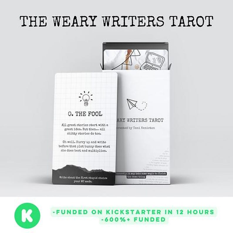 Pode incluir: Um baralho de cartas de tar&ocirc; intitulado "The Weary Writers Tarot" com uma caixa e cartas brancas. Uma carta mostra uma l&acirc;mpada e as palavras "O. THE FOOL". A caixa tem o texto "ARY WRITERS TAROT" e "created by Toni Keniston". O baralho foi financiado no Kickstarter.