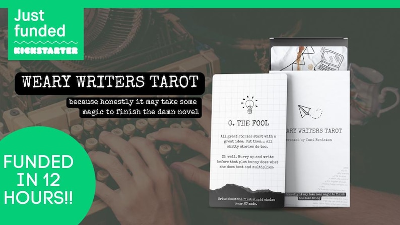 Puede incluir: Imagen de la baraja "Weary Writers Tarot", con el texto "Just funded Kickstarter" y "Funded in 12 hours!!". La baraja presenta cartas con ilustraciones y texto, incluyendo "O. The Fool". Una m&aacute;quina de escribir vintage en el fondo.