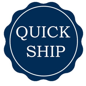 K&ouml;nnte beinhalten: Ein blaues und wei&szlig;es rundes Siegel mit dem Text "QUICK SHIP" in wei&szlig;.