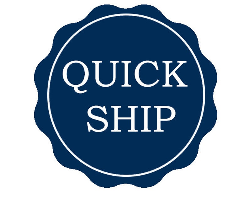 K&ouml;nnte beinhalten: Ein blaues und wei&szlig;es rundes Siegel mit dem Text "QUICK SHIP" in wei&szlig;.
