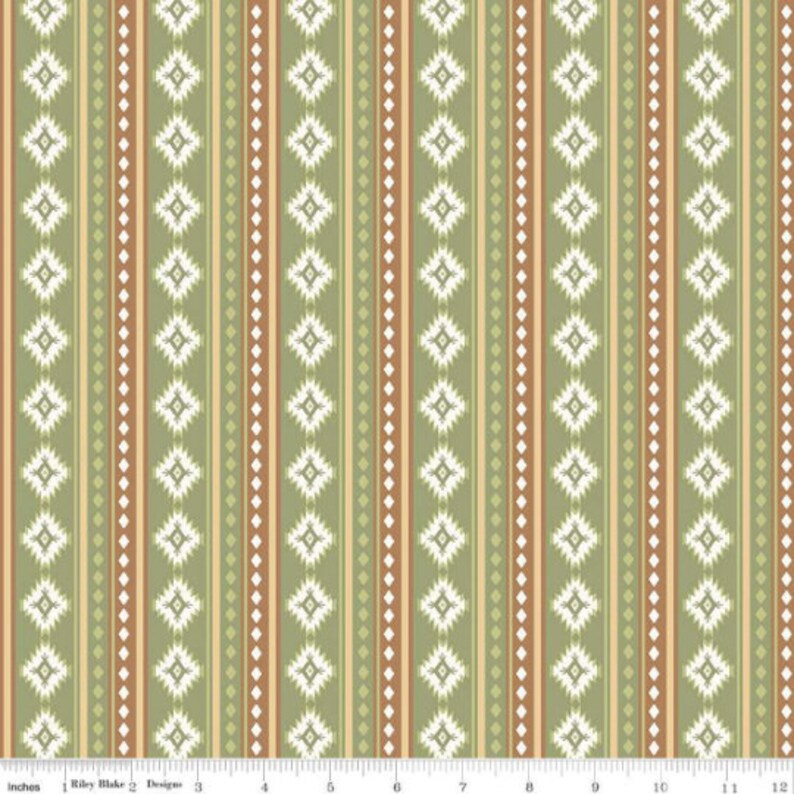 K&ouml;nnte beinhalten: Ein gr&uuml;n-braun-wei&szlig; gestreifter Stoff mit einem geometrischen Muster. Das Muster besteht aus Rauten und Punkten.