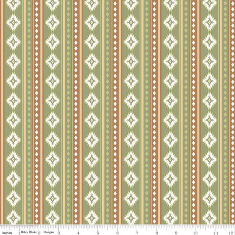 K&ouml;nnte beinhalten: Ein gr&uuml;n-braun-wei&szlig; gestreifter Stoff mit einem geometrischen Muster. Das Muster besteht aus Rauten und Punkten.