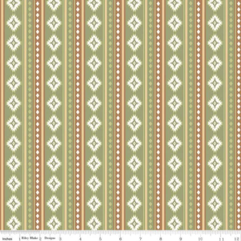 K&ouml;nnte beinhalten: Ein gr&uuml;n-braun-wei&szlig; gestreifter Stoff mit einem geometrischen Muster. Das Muster besteht aus Rauten und Punkten.