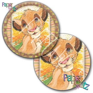 Puede incluir: Dos imágenes redondas decorativas con un cachorro de león de dibujos animados. El cachorro de león tiene pelaje marrón claro, ojos azules y una nariz rosa. El fondo tiene trazos de pintura amarillos, naranjas y verdes. El borde es marrón con un patrón de rayas y puntos. El texto "Paper by Gutz" es visible.