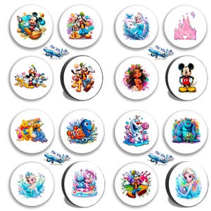 Può includere: Una collezione di oggetti decorativi rotondi e bianchi con personaggi di cartoni animati colorati. I disegni includono Topolino, Pippo, Elsa e altri personaggi popolari. Ogni oggetto ha un bordo nero e un piccolo aereo.