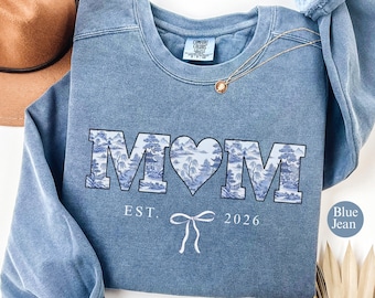 Comfort Colors® Custom Mama Sweatshirt, Coquette Mom Gift,Retro Blue Toile Floral Est 2026, Personalized New Mom Shirt With Bow,Gift For Mom
