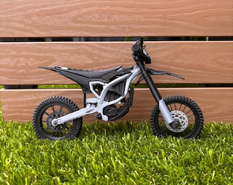 Mini Surron Ultra Bee (Electric Dirt Bike) mit Fahrradständer
