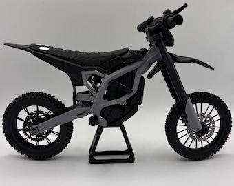 Mini Surron Ultra Bee báscula (moto eléctrica de cross) con soporte para bicicletas