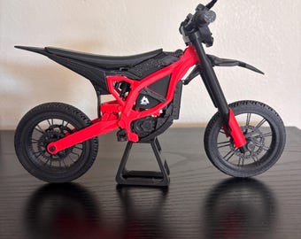 Mini Surron Ultra Bee báscula (moto eléctrica de cross) con soporte para bicicletas