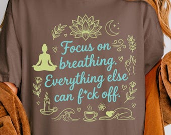 面白い皮肉なシャツ Comfort Colors® 呼吸に集中するTシャツ 大人のユーモアTシャツ 瞑想Tシャツ トレンディなグラフィックTシャツ 友達へのギフト