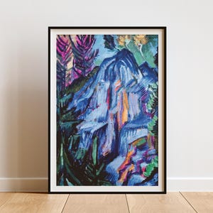 Könnte beinhalten: Ein gerahmter vertikaler Kunstdruck mit einem expressionistischen Landschaftsgemälde. Das Kunstwerk zeigt eine große, zentrale blaue Bergformation, umgeben von dunkelgrünen Bäumen, leuchtend magentafarbenem Laub und orangefarbenen sowie gelben Lichtakzenten.