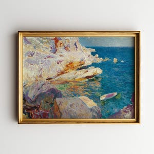 Puede incluir: Pintura al óleo de una escena costera con marco dorado. La obra representa acantilados blancos, agua turquesa y un pequeño barco. La pintura utiliza una paleta de azules, blancos y naranjas para capturar la luz y las sombras de la escena.