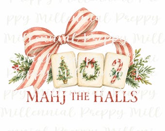 Può includere: Un'illustrazione ad acquerello con tre tessere del mahjong decorate con un albero di Natale, una ghirlanda e un bastoncino di zucchero, sormontate da un grande fiocco a righe rosse e bianche e rami di pino, con il testo rosso MAHJ THE HALLS.