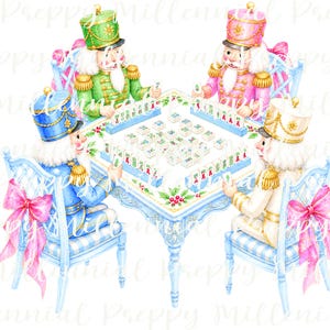 Op de afbeelding: Een aquarelillustratie van vier notenkrakerfiguren in groene, roze, blauwe en witte uniformen die aan een vierkante tafel zitten en een tegelspel spelen. Elke notenkraker zit op een lichtblauwe stoel versierd met een grote roze strik.