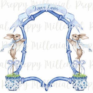 Può includere: Illustrazione ad acquerello di una cornice blu pasquale con due coniglietti marroni con sciarpe blu. La cornice ha uno striscione con la scritta "Happy Easter". La cornice ha anche due vasi di fiori blu e bianchi.