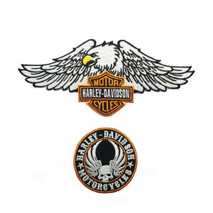 Può includere: Una tazza di ceramica bianca con manico nero e la scritta "But first, coffee" in nero, con un carattere a mano. La tazza è su una superficie bianca.