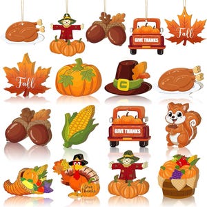 Puede incluir: Un conjunto de dieciséis adornos colgantes con motivos de otoño y Acción de Gracias que incluyen pavos asados, espantapájaros, calabazas, bellotas, camiones con el texto Give Thanks, hojas de arce con el texto Fall, maíz y ardillas.