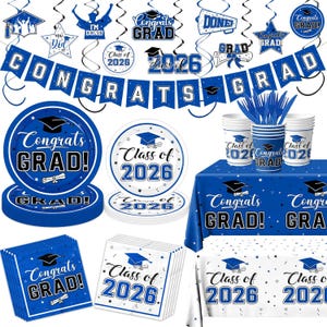 Könnte beinhalten: Ein Set für eine Abschlussfeier in Blau und Weiß. Es enthält Teller, Servietten, Becher, ein Banner und Hängedekorationen. Die Texte "Congrats GRAD!" und "Class of 2026" sind auf den Artikeln zu sehen.