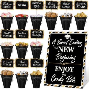 Puede incluir: Una variedad de cubos de metal negro llenos de varios dulces, cada uno etiquetado con un letrero con borde dorado. Los letreros incluyen frases como "Thank you KISSES" y "Reach for the STARS". Un letrero grande dice "A Sweet Ending to a NEW Beginning. Enjoy the Candy Bar."