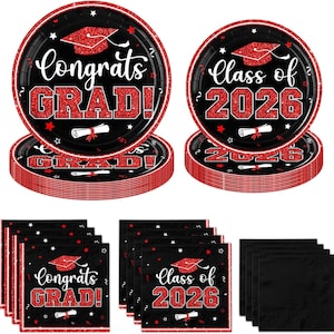 Puede incluir: Suministros para fiestas de graduación en negro y rojo. El juego incluye platos, servilletas y servilletas de papel cuadradas. Los platos y servilletas presentan el texto "Congrats GRAD!" y "Class of 2026" con un diseño de birrete.