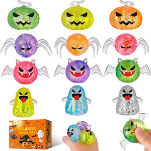 Puede incluir: Una colección de juguetes blandos con temática de Halloween en varias formas, incluyendo calabazas, arañas, murciélagos y fantasmas. Los juguetes son de colores brillantes con purpurina y caras espeluznantes. También hay una caja con gráficos de Halloween.