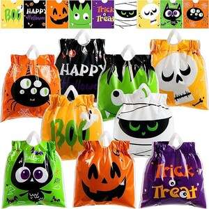 Könnte beinhalten: Eine Auswahl an Halloween-Geschenktüten in Orange, Grün, Schwarz und Lila. Die Taschen zeigen gruselige Designs wie Spinnen, Mumien und Kürbisse. Texte sind "Boo", "Happy Halloween" und "Trick or Treat".