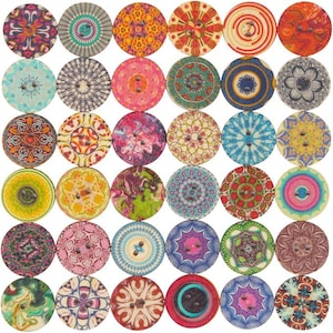 Puede incluir: Una colección de botones redondos de madera coloridos con varios patrones intrincados. Los botones presentan una gama de diseños, incluyendo motivos florales, geométricos y abstractos, en tonos de azul, rosa, amarillo y verde.