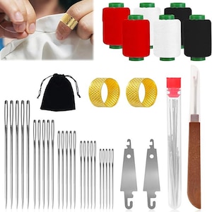 Puede incluir: Un conjunto de suministros de costura, que incluye carretes de hilo rojo, blanco y negro, una variedad de agujas, dos dedales dorados, un abridor de costuras y una pequeña bolsa negra con cordón. La imagen también muestra a una persona cosiendo con un dedal.