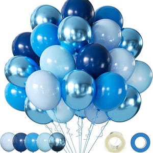 Puede incluir: Un conjunto de globos azules en varios tonos, desde celeste hasta azul marino. Algunos tienen un acabado metálico, otros son mate. Los globos están atados con cintas, con globos adicionales en la parte inferior.
