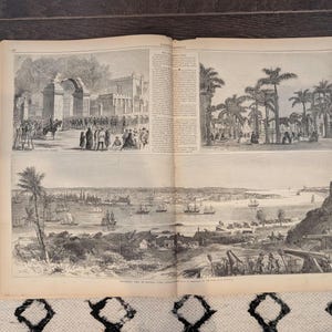 Könnte beinhalten: Ein offenes Buch mit drei Schwarz-Weiß-Illustrationen. Die oberen Bilder zeigen eine Menschenmenge in der Nähe eines Bogens und Palmen. Die untere Illustration zeigt eine Küstenstadt mit Schiffen und Kanonen.