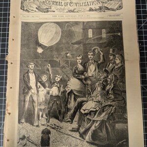 Może przedstawiać: Antyczna strona gazety Harper's Weekly z czarno-białą ilustracją startu balonu na ogrzane powietrze. Obraz zawiera postacie w strojach z epoki, psa i tekst "THE GLORIOUS FOURTH-SENDING UP THE FIRE BALLOON".