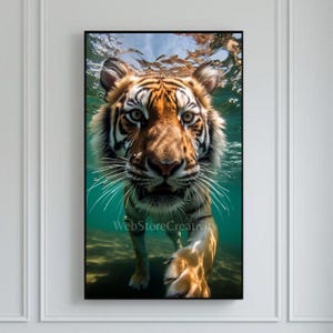 Può includere: Stampa incorniciata di una tigre sott'acqua. Il volto della tigre, con le sue strisce arancioni e nere, è in primo piano. L'acqua è di un turchese limpido. L'immagine include il testo "WebStoreCreativity".