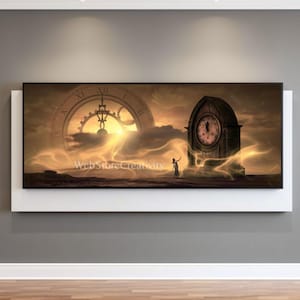 Può includere: Un'opera d'arte incorniciata raffigurante una scena surreale con un grande quadrante, una torre dell'orologio più piccola e una figura in un paesaggio con cielo nuvoloso e luce dorata. Il testo "WebStoreCreativity" è visibile.