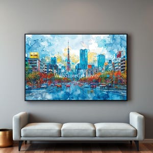 Può includere: Dipinto ad acquerello di un paesaggio urbano, con una strada con auto, edifici e una torre. L'opera d'arte ha uno schema di colori blu e giallo, con il testo "WebStoreCreativity" visibile.