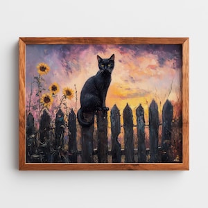 Op de afbeelding: Een ingelijst schilderij van een zwarte kat die op een donkere houten hek zit. Zonnebloemen zijn zichtbaar bij het hek, tegen een zonsonderganghemel. Het kunstwerk zit in een houten lijst.