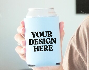 Maqueta de enfriador de latas, enfriador de latas azul regular, maqueta para sublimación, maqueta de lata editable, plantilla "Tu diseño aquí", maqueta de lata de cerveza